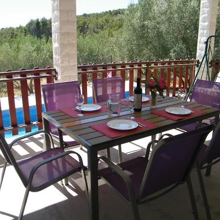 Holiday Home Vela Luka ヴェラ・ルカ